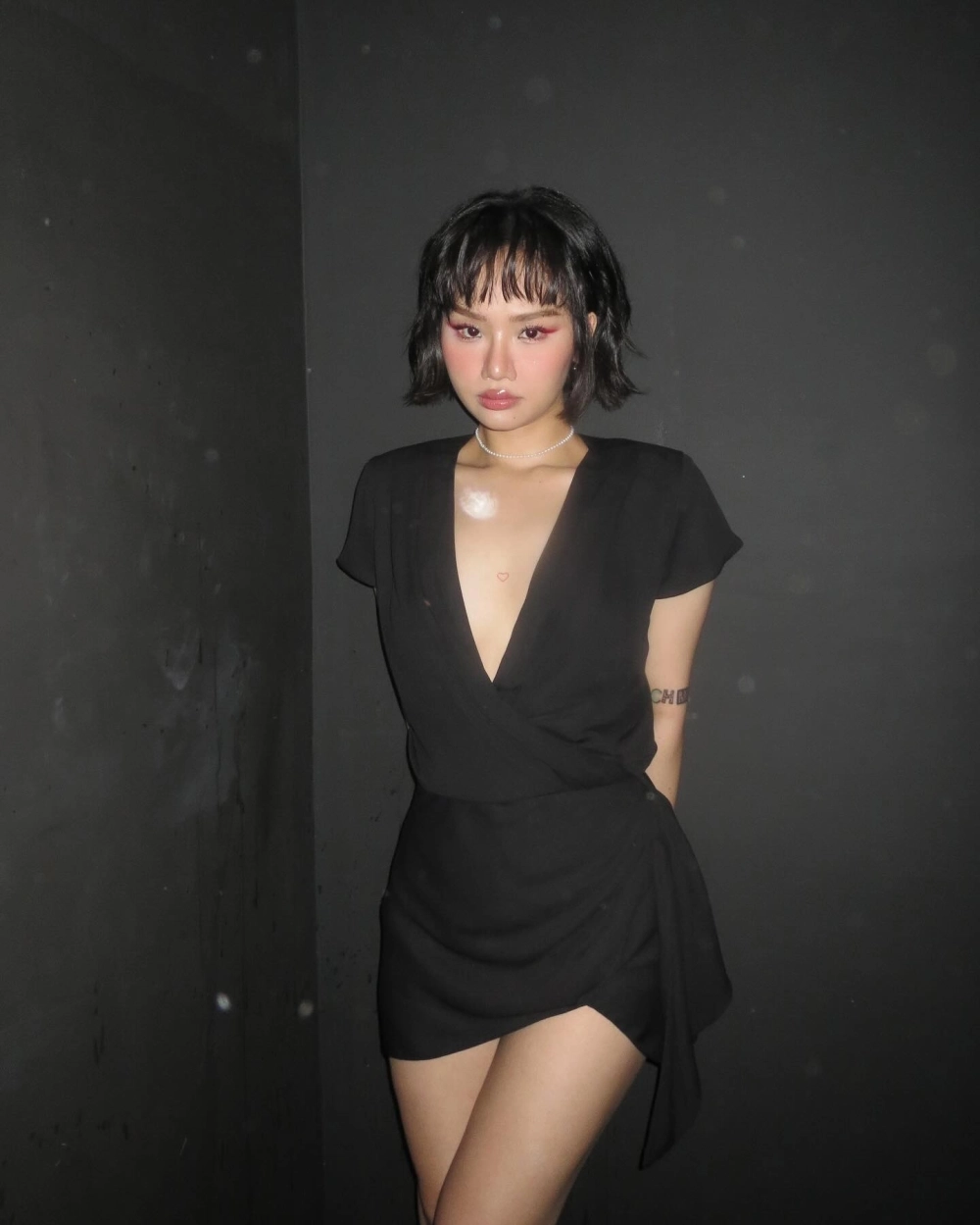 Chỉn chu thân thiện trong hình ảnh gái văn phòng tại quầy lễ tân