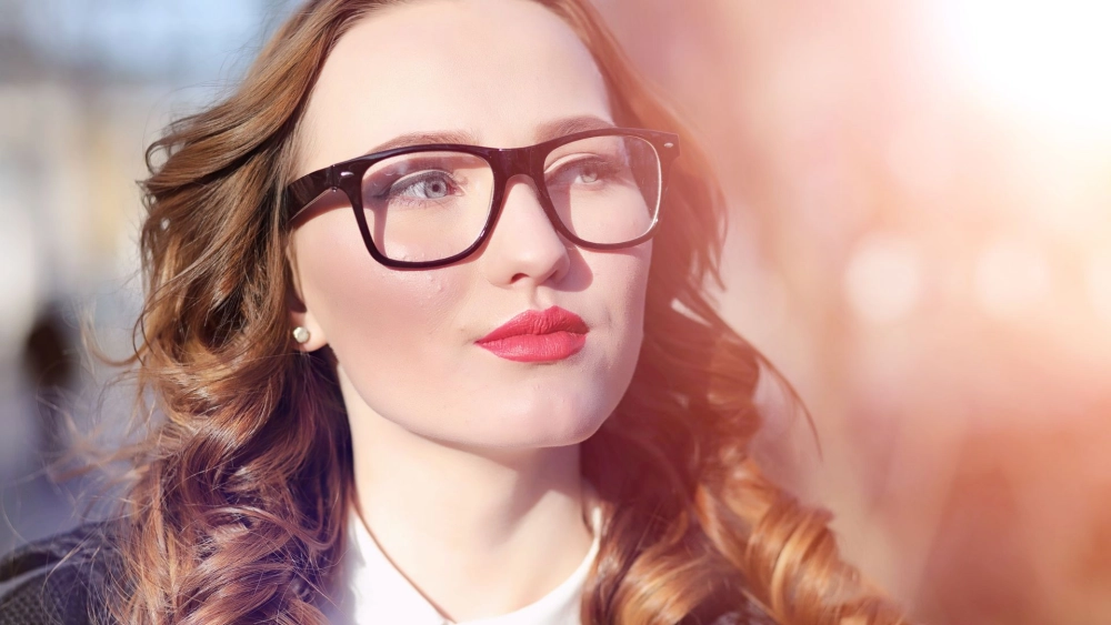 Lung linh mọi góc nhìn từ hình ảnh cô gái đeo kính