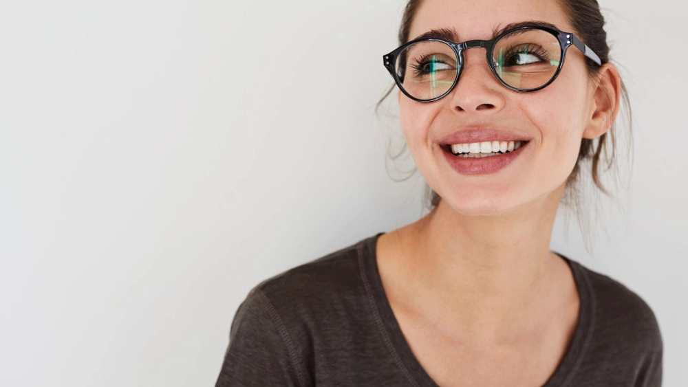 Dễ thương ngây ngất với ảnh gái xinh cute đeo kính cực chất