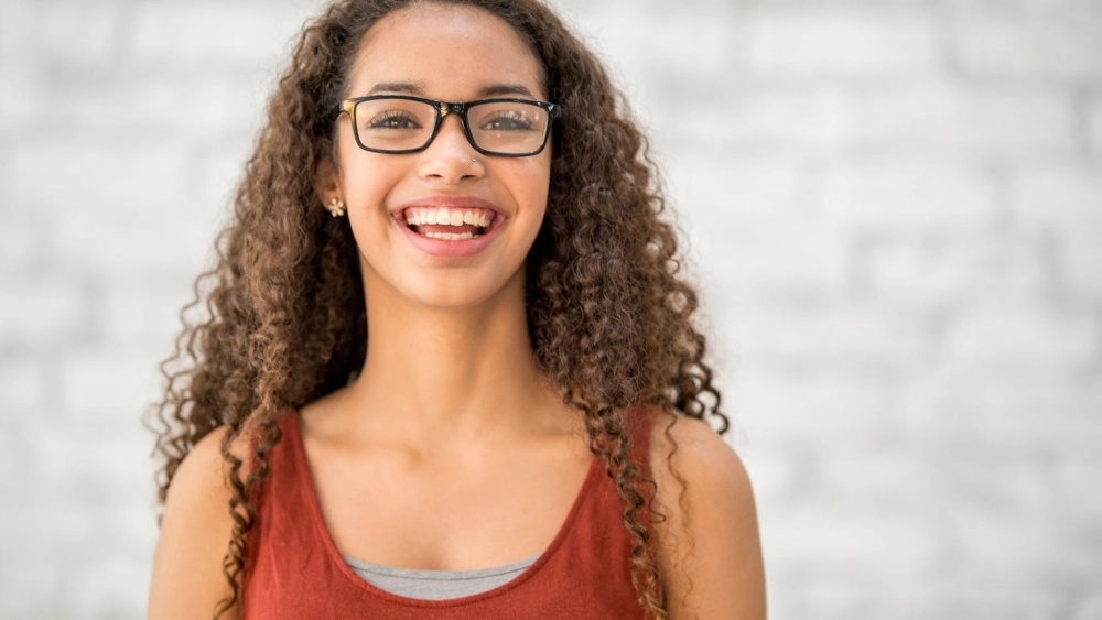 Nét cá tính lan tỏa từ ảnh gái xinh tóc ngắn đeo kính