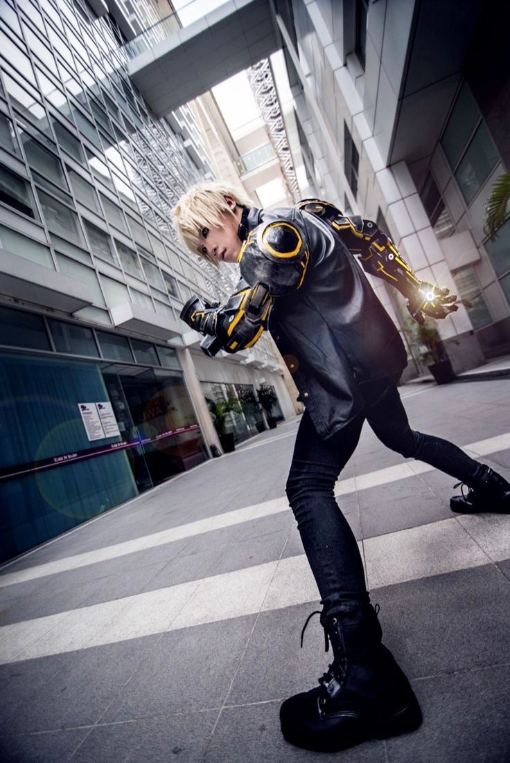 Cosplay Genos ấn tượng với tạo hình cyborg cháy máy
