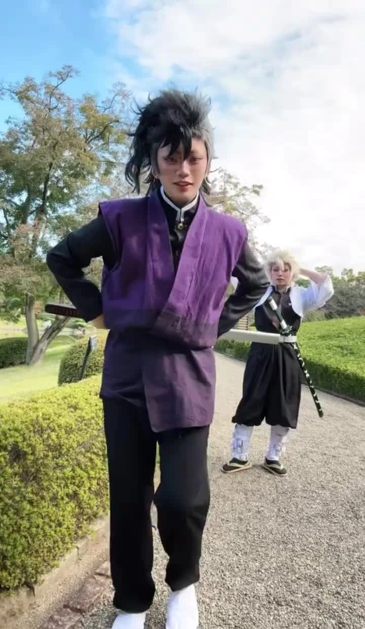 Shinazugawa Genya cosplay trong bộ trang phục chuẩn mực