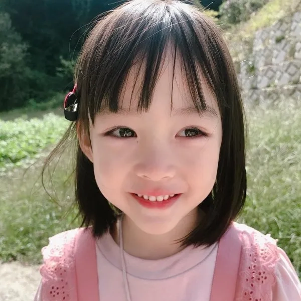 Hình ảnh bé gái dễ thương cho điện thoại đẹp nhẹ nhàng và tươi sáng