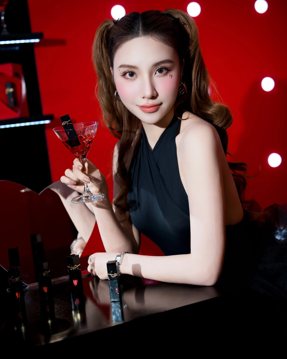 Ảnh biểu diễn đầy cảm xúc từ Hạnh Sino bài hát