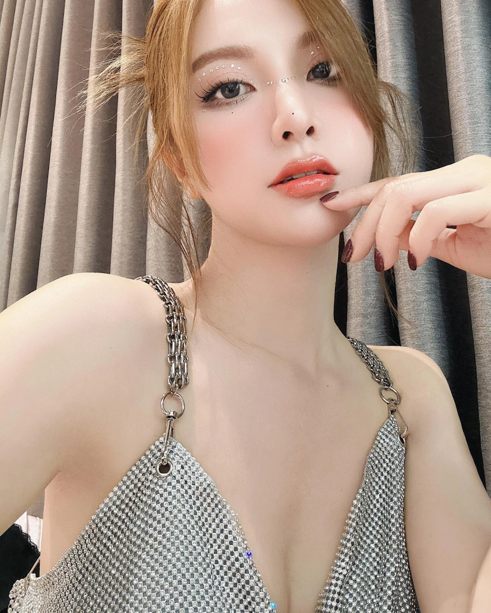 Visual đời thường khiến fan muốn biết Hạnh Sino ở đâu