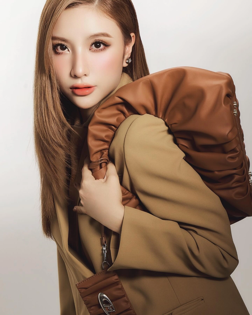 Tiểu sử về Hạnh Sino