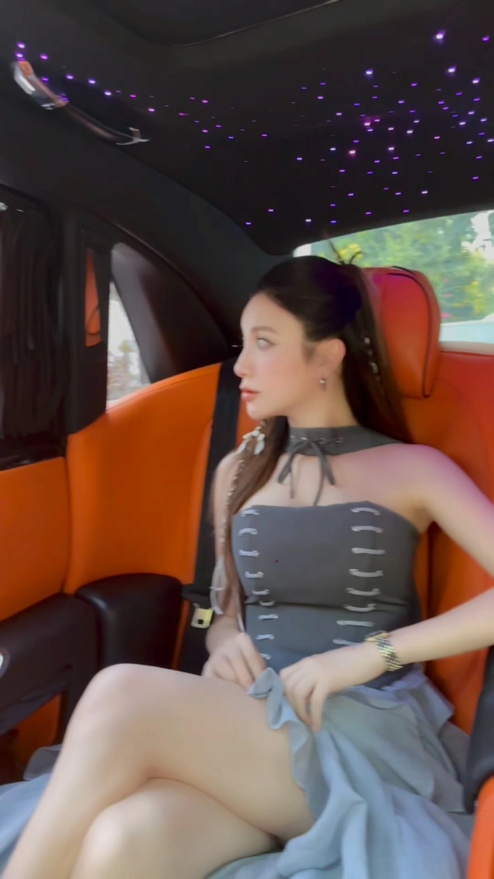 Phong thái duyên dáng qua góc Chị đẹp Hạnh Sino