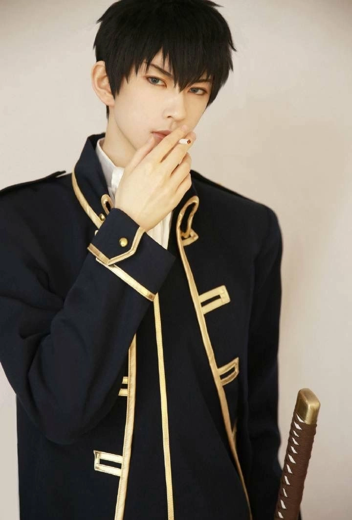 Hijikata cosplay tái hiện hoàn hảo vẻ ngoài lạnh lùng