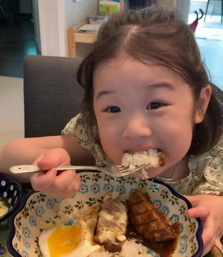 Hình nền em bé gái HD rõ nét cho mọi kích cỡ màn hình