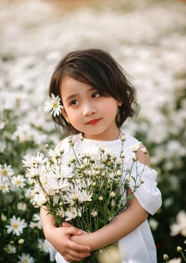 Nhanh tay tải hình ảnh bé gái dễ thương cho điện thoại miễn phí