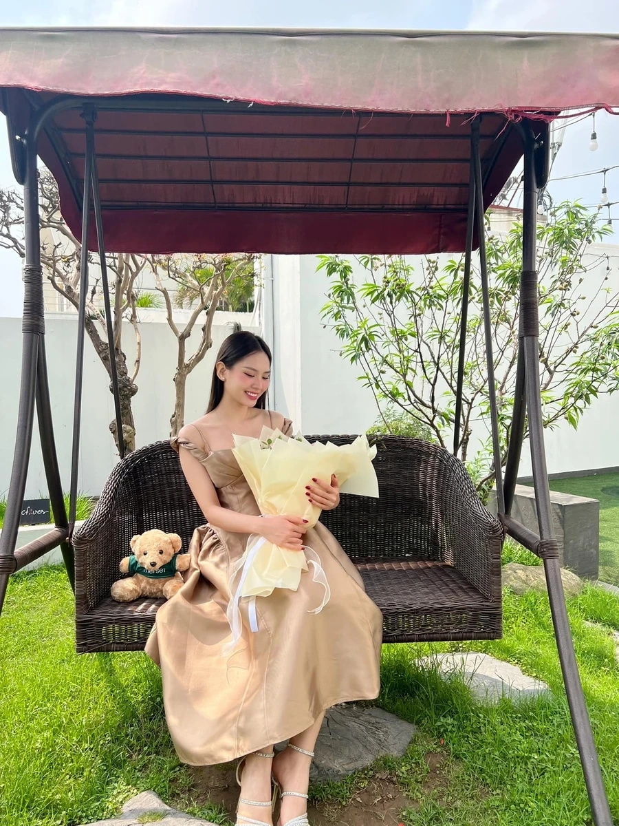 Thần thái mềm mại của hoa hậu Huỳnh Nguyễn Mai Phương rời sen vàng