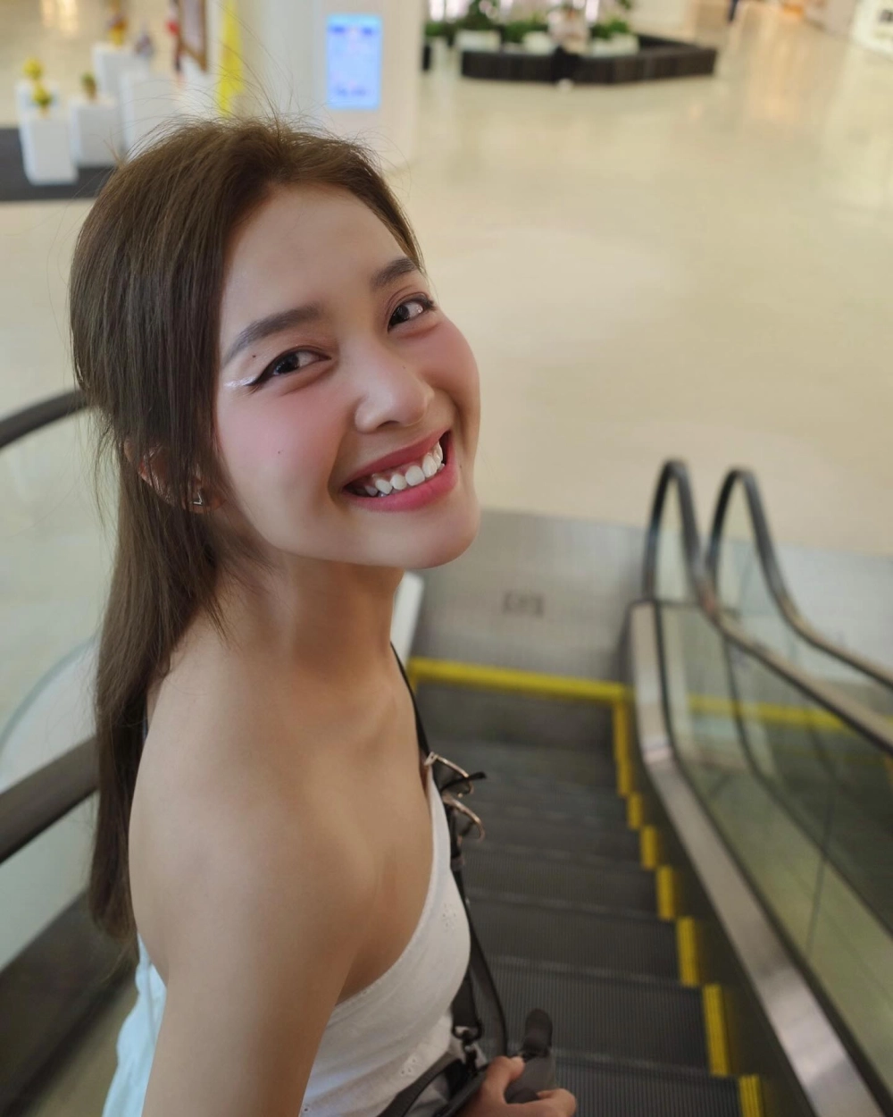 Hình ảnh tươi tắn khi làm ca sĩ Khả Ngân