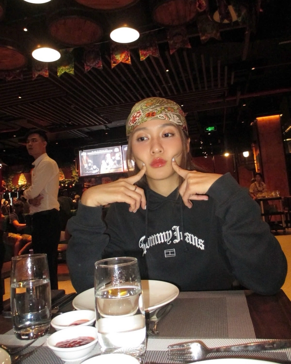 Ảnh hậu trường nổi bật từ các tập phim có sự tham gia của Khả Ngân