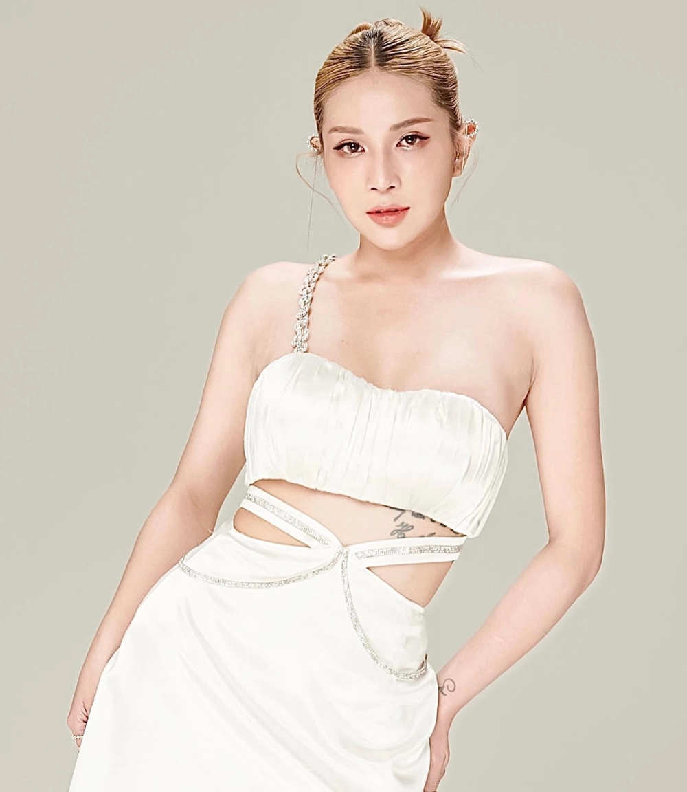 Thần thái chuyên nghiệp của diễn viên Khả Như khi vào vai