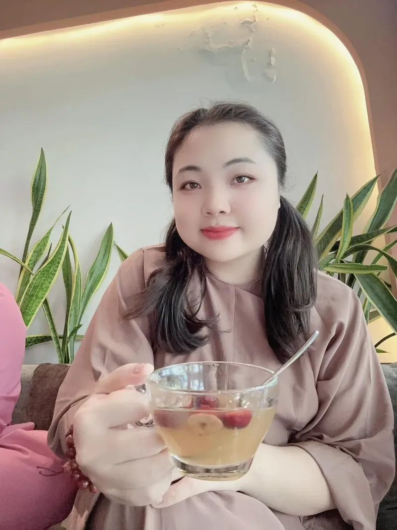 Góc học tập thêm vui với hình nền cô gái mập dễ thương chibi cho máy tính