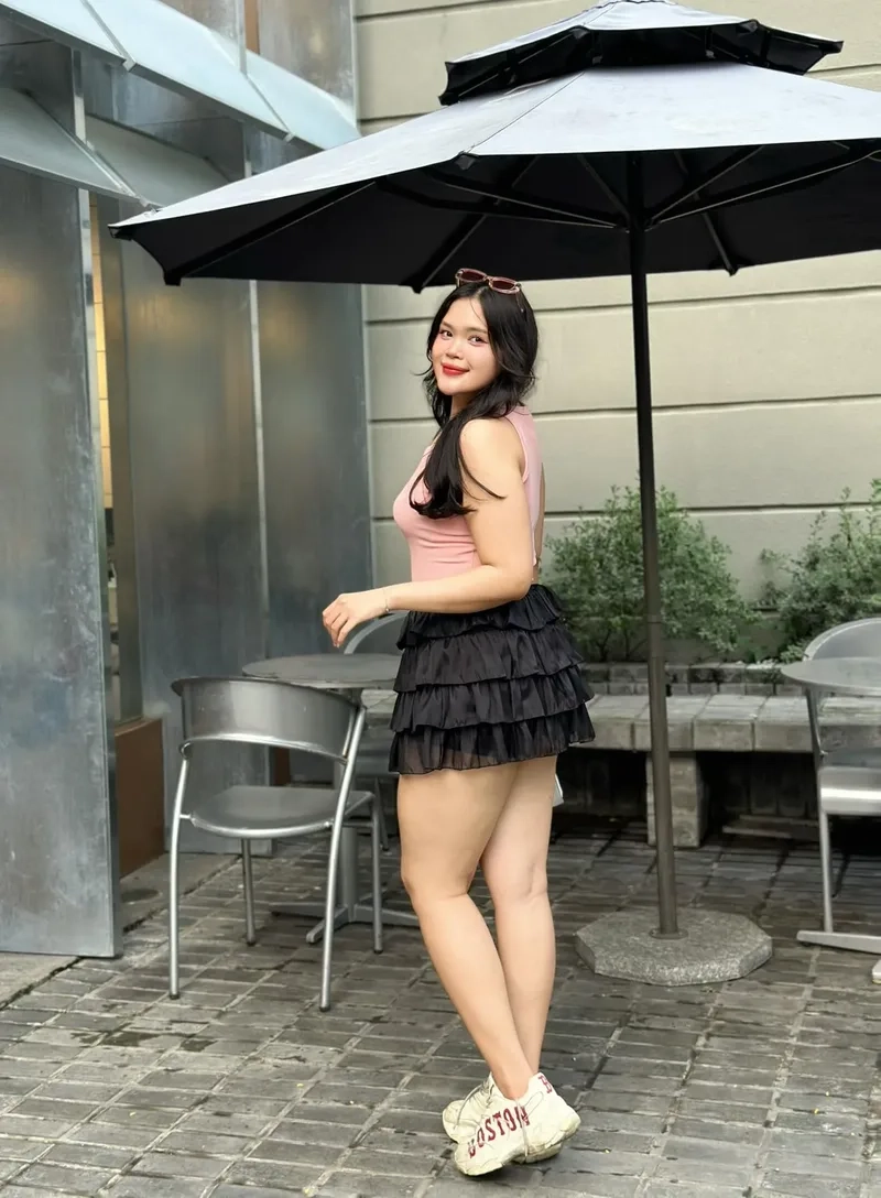 Đường nét mềm mại với hình ảnh cô gái mập dễ thương vẽ tay chất lượng cao