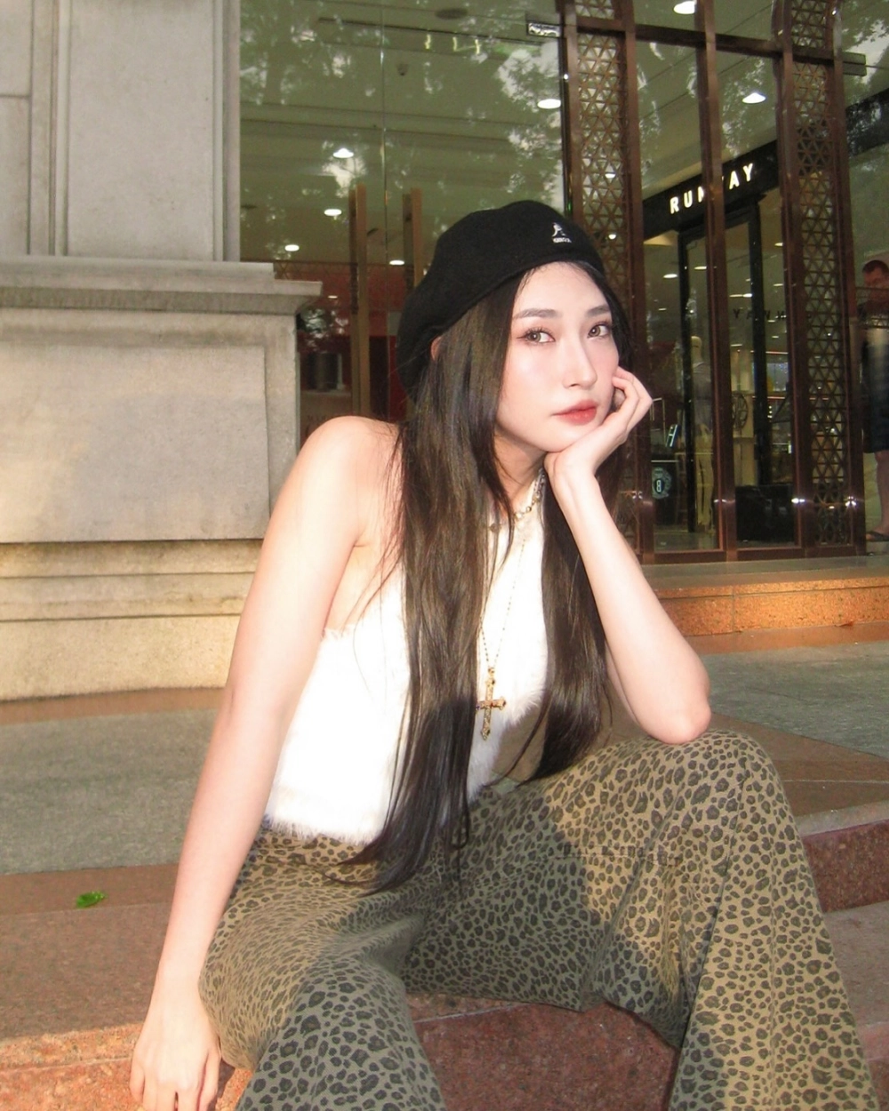 Tạo hình duyên dáng trong Khổng Tú Quỳnh chị đẹp