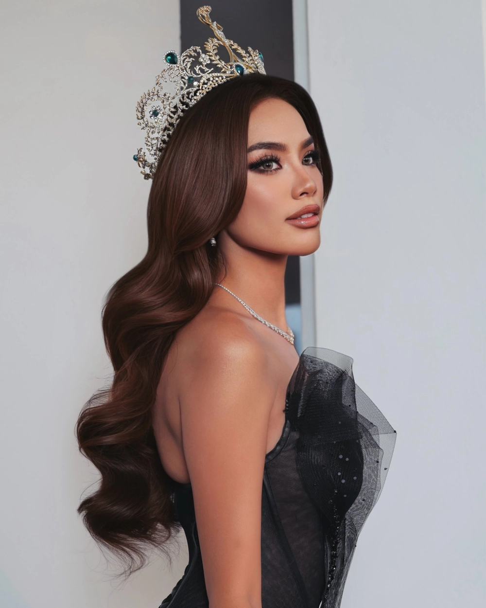 Hình avatar con gái đẹp lung linh trên tường