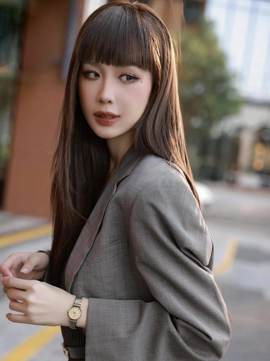 Ảnh sải bước khoe dáng của Lê Nguyễn Bảo Ngọc cao mét bảo nhiều