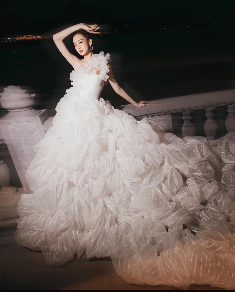 Ảnh khoe dáng chuẩn từ Lê Nguyễn Bảo Ngọc chiều cao cần năng