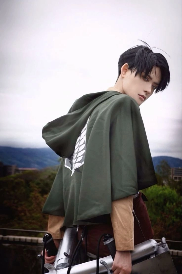Cosplay Levi tái hiện chuẩn từng cử chỉ ánh nhìn