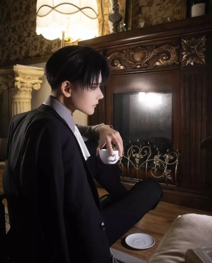 Cosplay Levi Ackerman thần thái lạnh lùng hoàn hảo