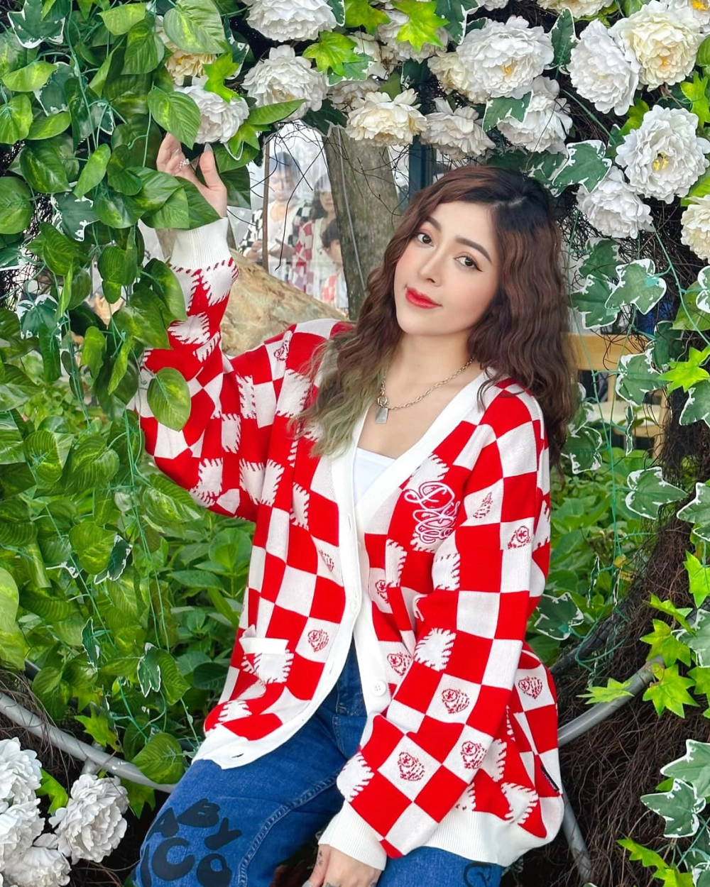 Tấm hình bên trẻ nhỏ khiến fan hỏi Linh Barbie có con chưa