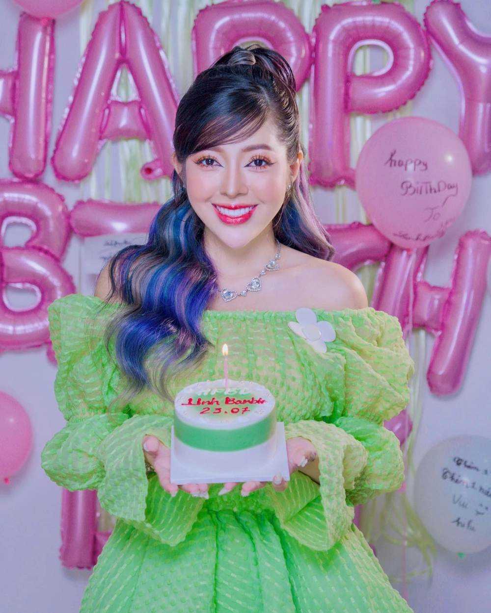 Khoảnh khắc hạnh phúc làm net hỏi Linh Barbie có chồng chưa