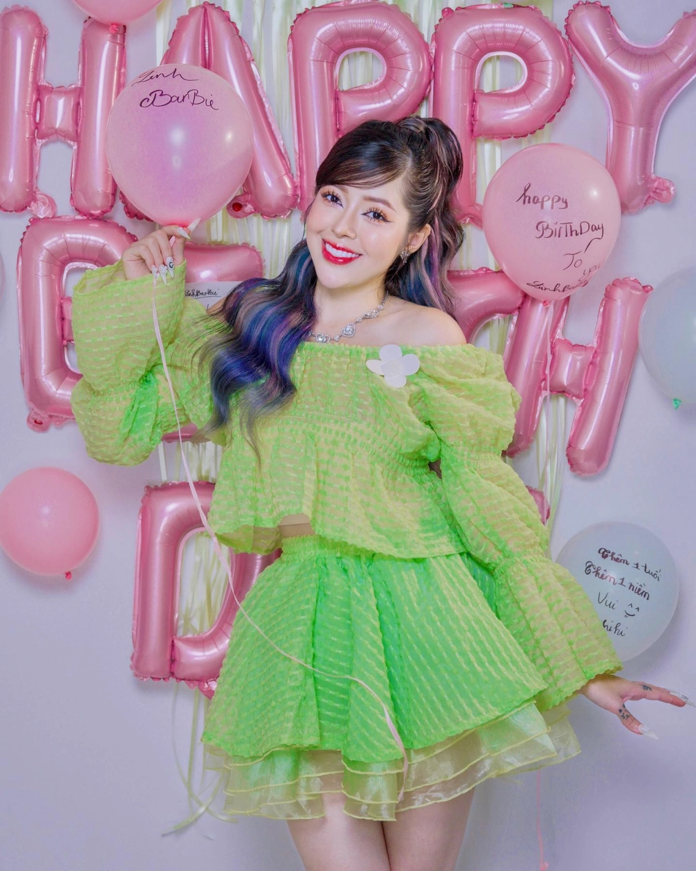 Bức hình sinh nhật fan tò mò Linh Barbie sinh ngày bao nhiêu