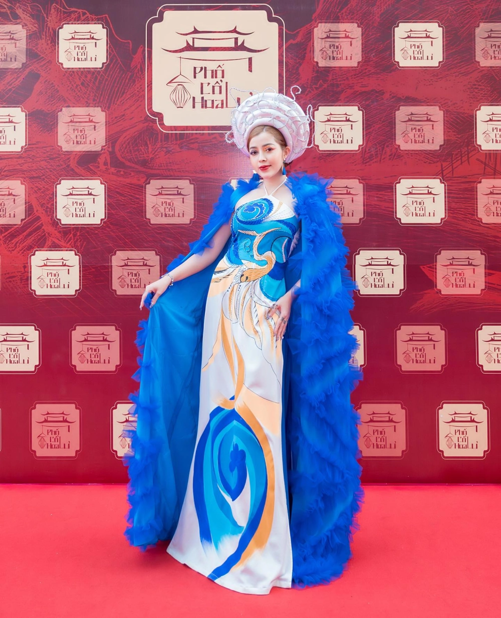 Hình thân mật khiến fan hỏi người yêu của Linh Barbie là ai