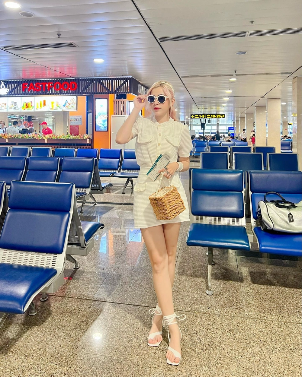 Ảnh diện váy cưới gây đồn đoán Linh Barbie lấy chồng