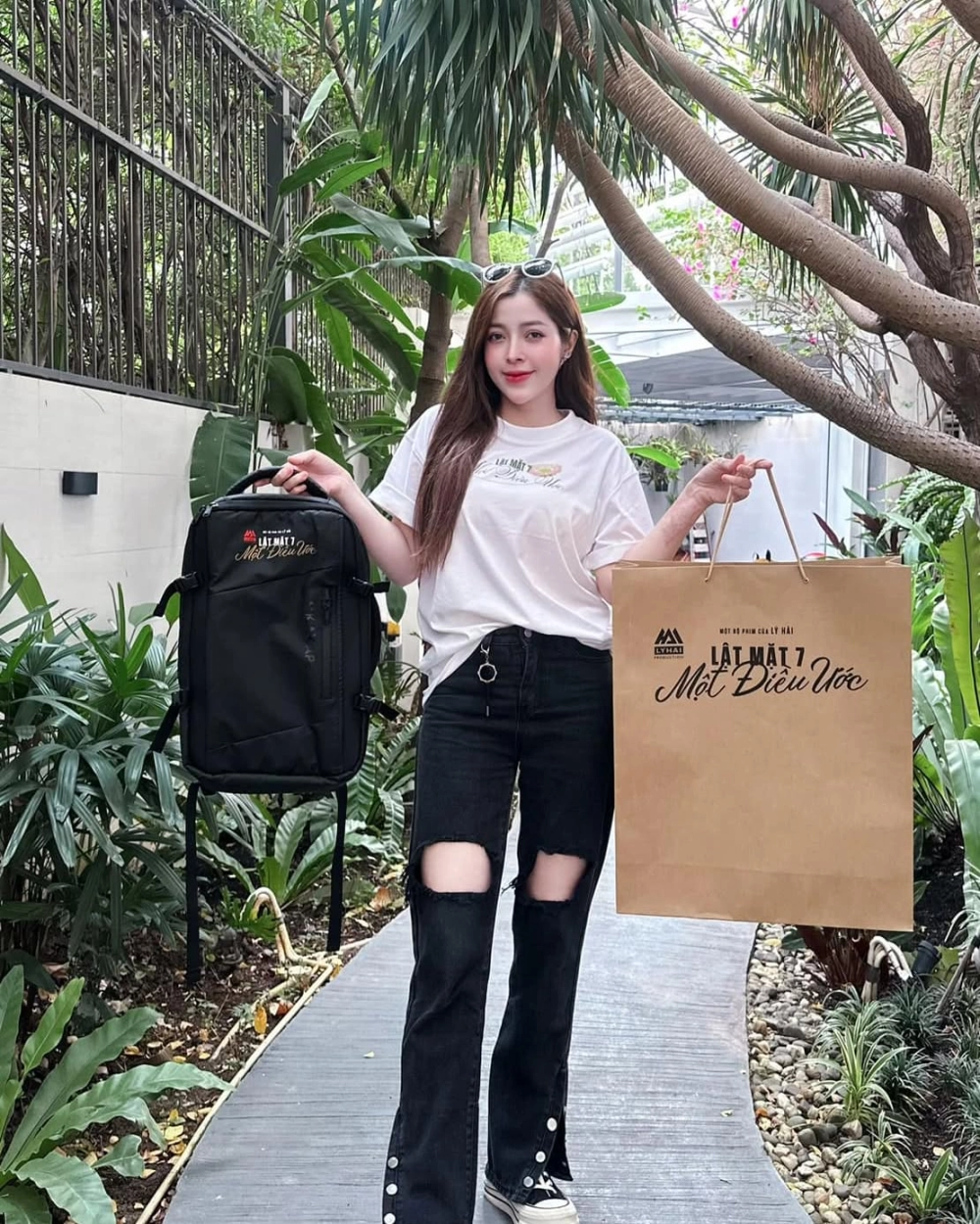 Tấm ảnh đôi khiến dân mạng hỏi Linh Barbie có người yêu chưa