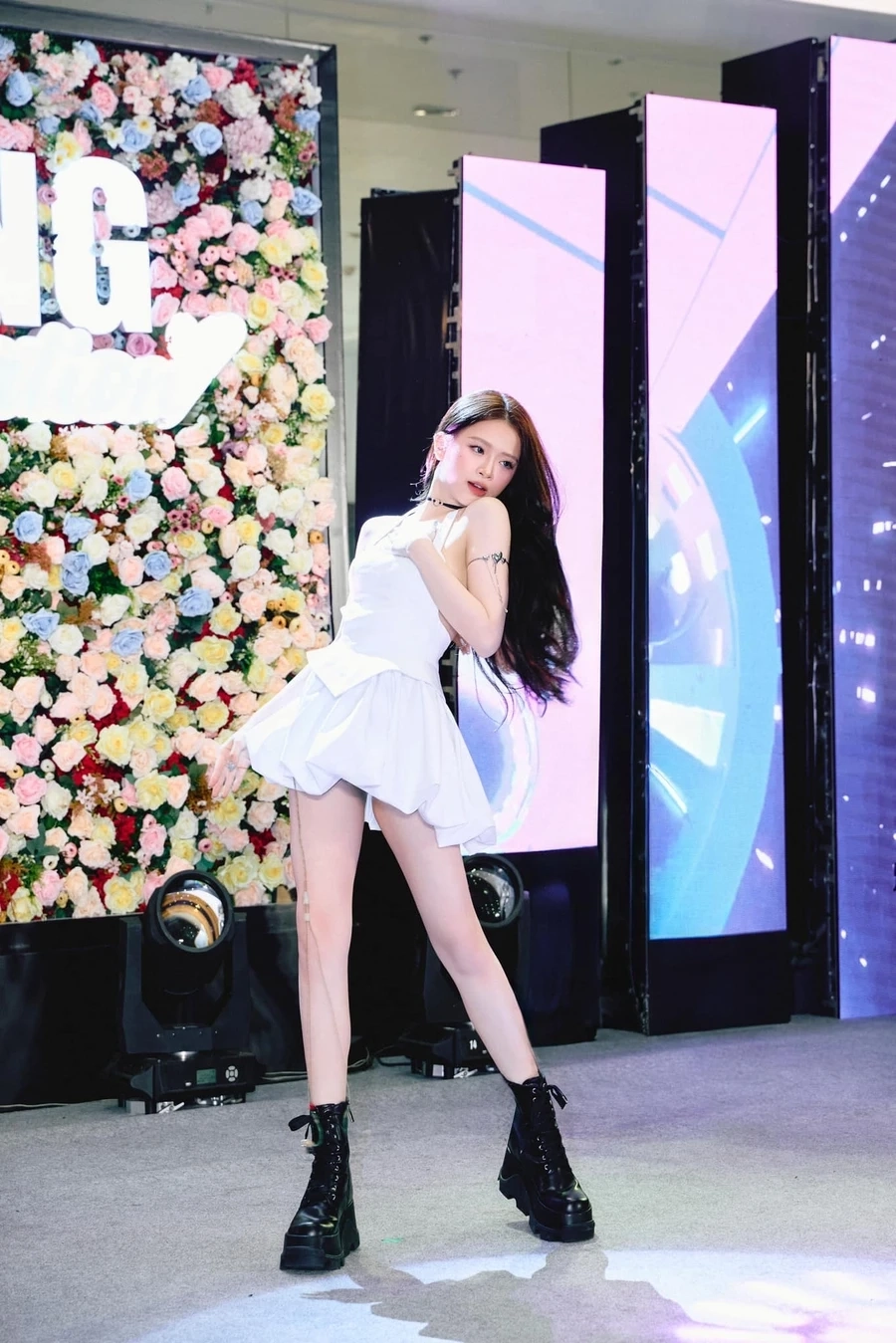 Tấm ảnh xưa ấm áp hé lộ Linh Ka hồi xưa