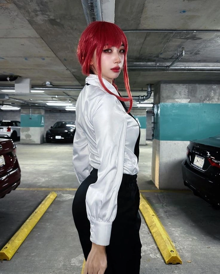 Sexy cosplay Makima khoe thần thái cuốn hút tuyệt đối