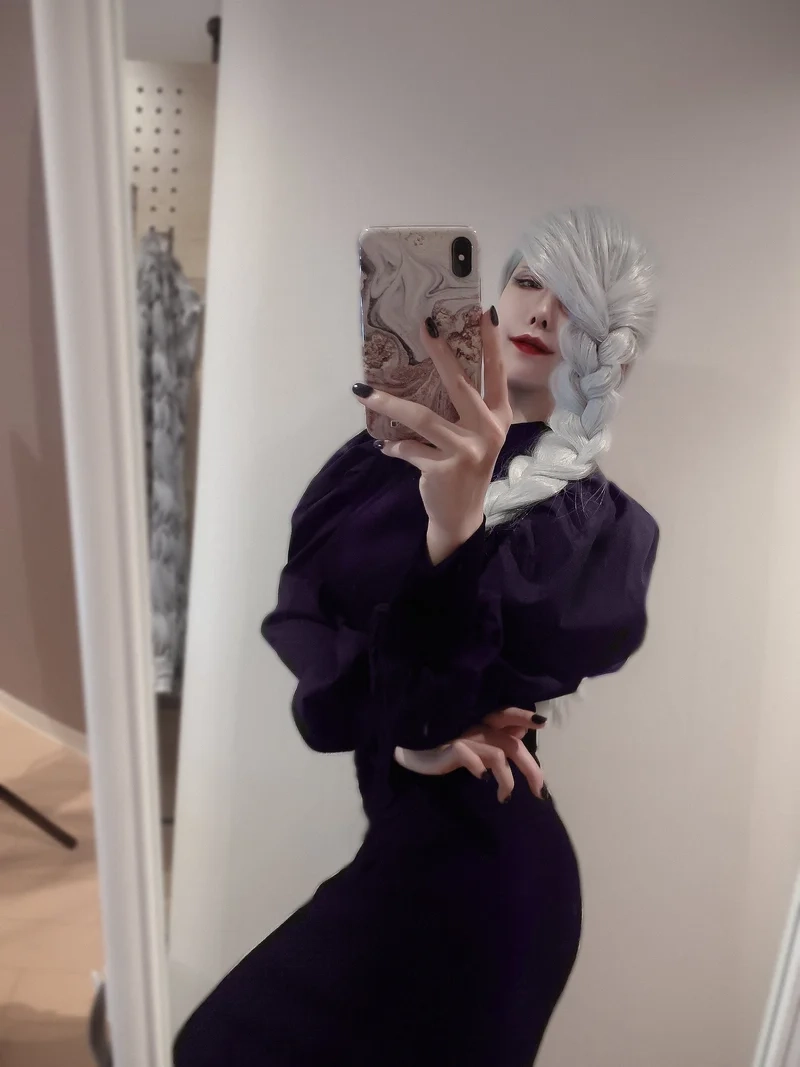 Mei Mei cosplay thể hiện thần thái quyền lực sắc bén