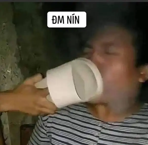 Dễ thương mà vẫn gắt với meme nín của em bé