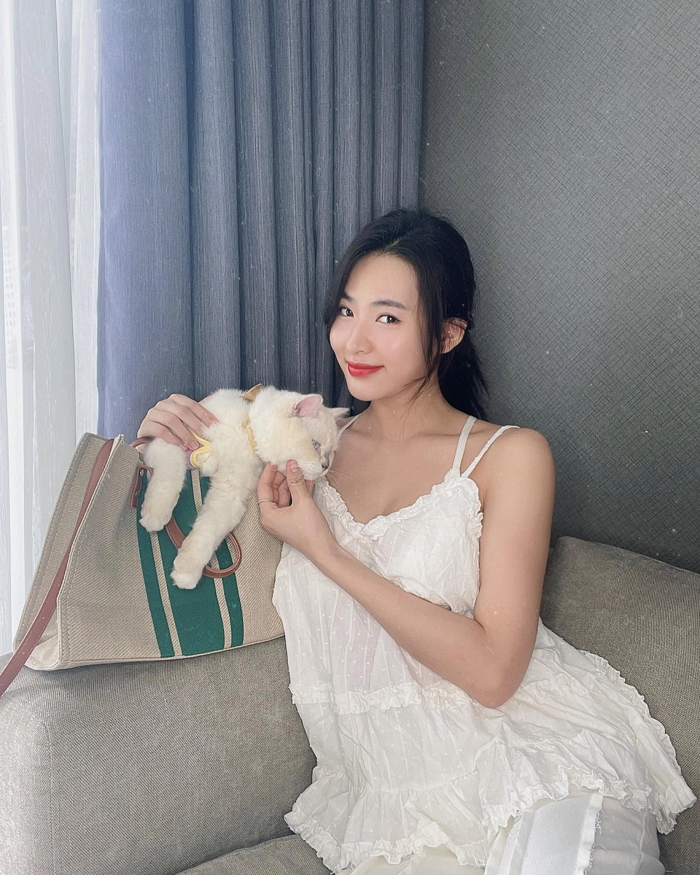 Thần thái chuyên nghiệp từ diễn viên Minh Trang trong hậu trường