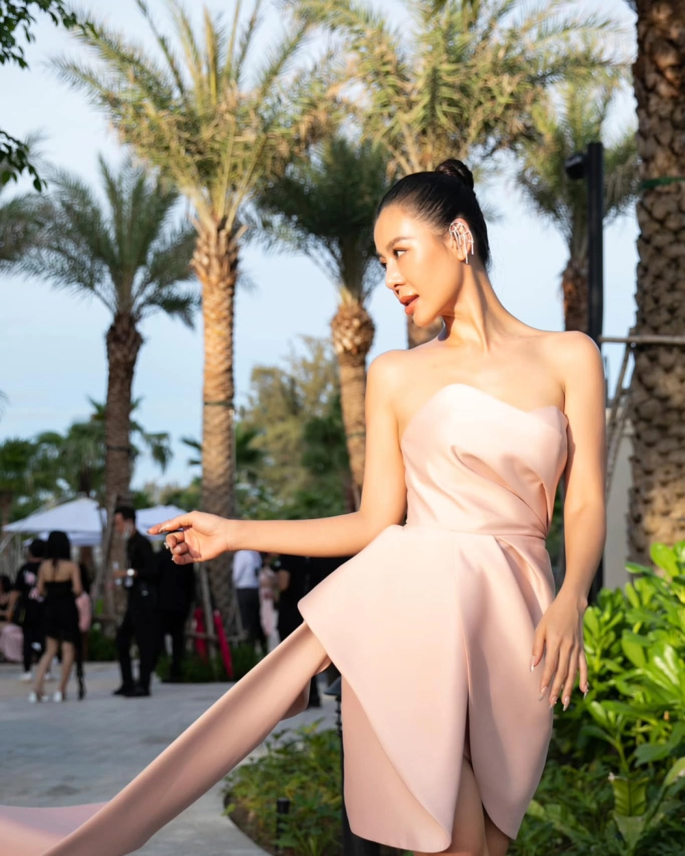 Dáng vóc nổi bật tiết lộ rõ Nam Thư chiều cao