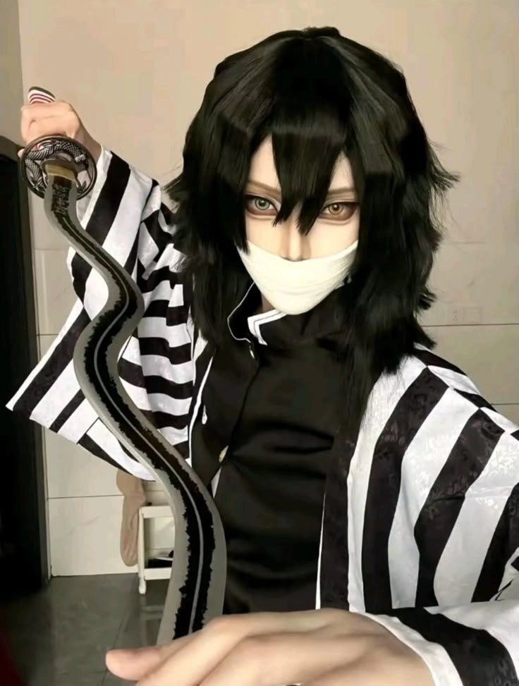 Cosplay Iguro mang đậm khí chất lạnh lùng và bí ẩn