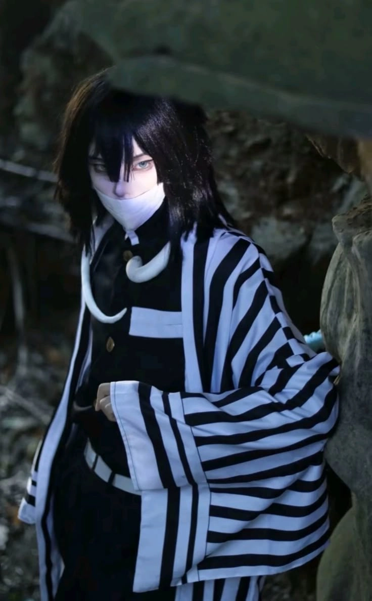 Cosplay Obanai thể hiện vẻ ngầu lòi của xà trụ