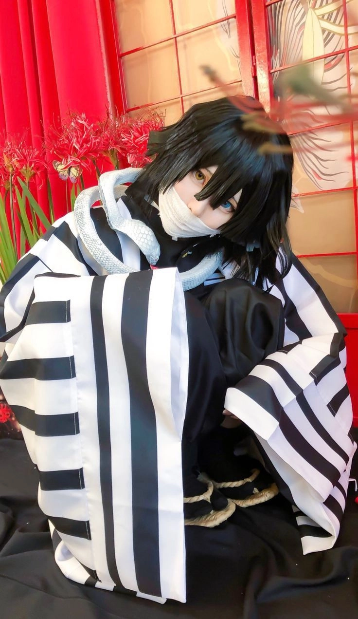 Iguro Obanai cosplay được fan đánh giá cao về độ chi tiết