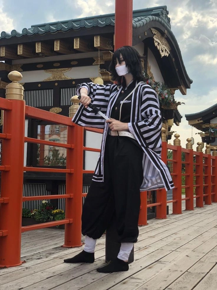 Cosplay Obanai tạo hình sắc sảo như bước ra từ anime