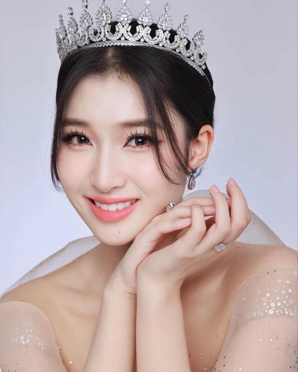 Tô điểm desktop bằng hình nền gái xinh 4K cho máy tính