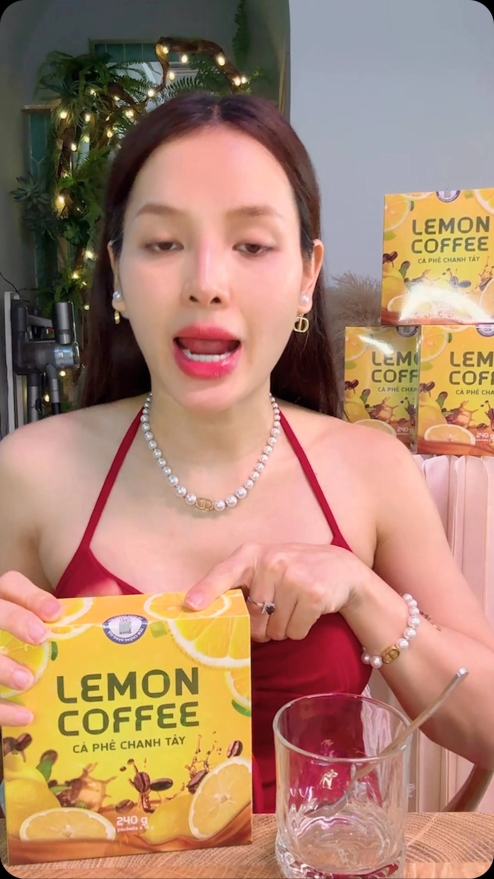 Bức ảnh đánh dấu thời khắc Phương Trinh Jolie sinh con thứ 3