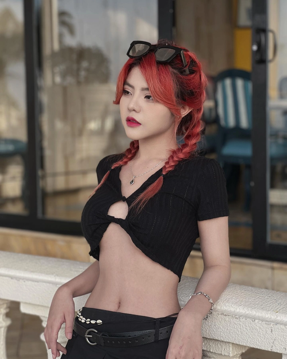 Tạo dáng gợi cảm đậm chất biển trong ảnh Reency Ngô mặc bikini