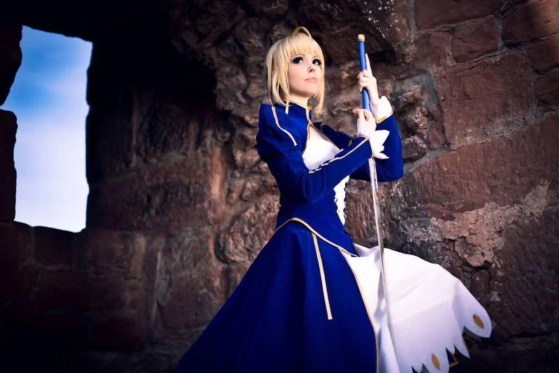 Fate Saber cosplay đẹp rực rỡ với khí chất bá đạo