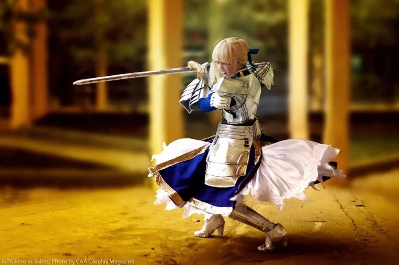 Fate Stay Night Saber cosplay tái hiện thần thái hoàng gia