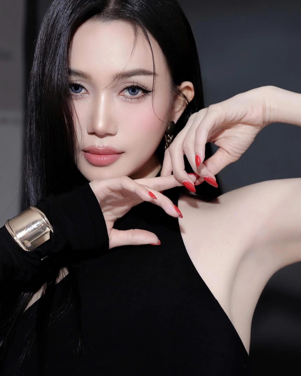 Visual đậm chất ballad gắn liền với Sĩ Thanh người ta lyrics