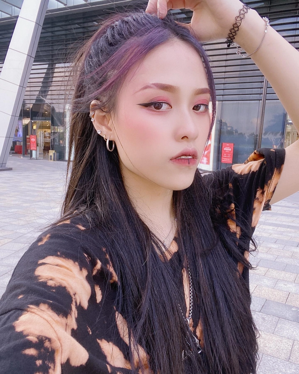 Ảnh giây phút tình cảm cho câu hỏi Trà Đặng là em hay chị