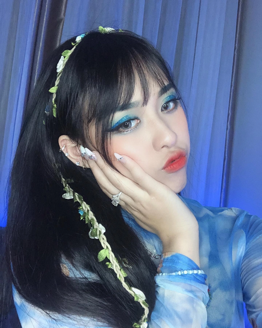 Biểu cảm ngọt ngào khi hỏi Trà Đặng là chị hay là em